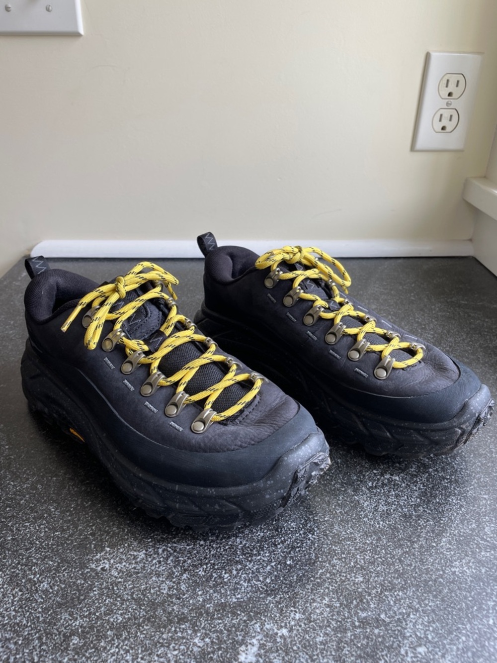 EUC Hoka Tor Summit Unisex Trail Shoe Size M6.5/W7.5 Black with Yellow Laces